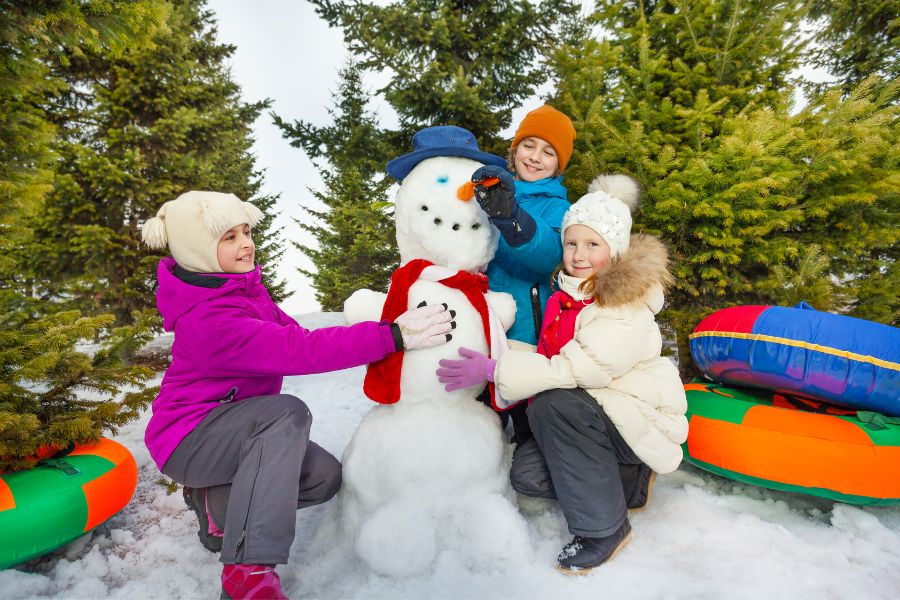 zimowe zabawy na sniegu kneeguardkids